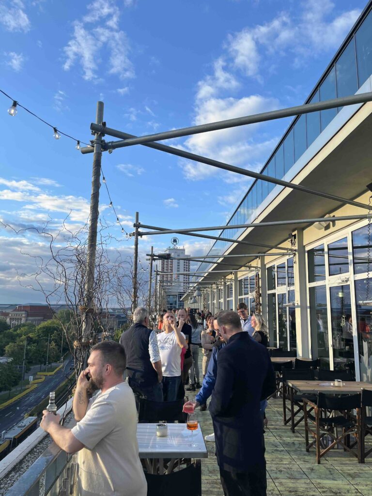 Outdoor-Terrasse des FELIX am Augustusplatz in Leipzig während der After Work Party – Gäste nutzen die Gelegenheit zum Netzwerken, Freunde treffen und den Sonnenuntergang genießen.