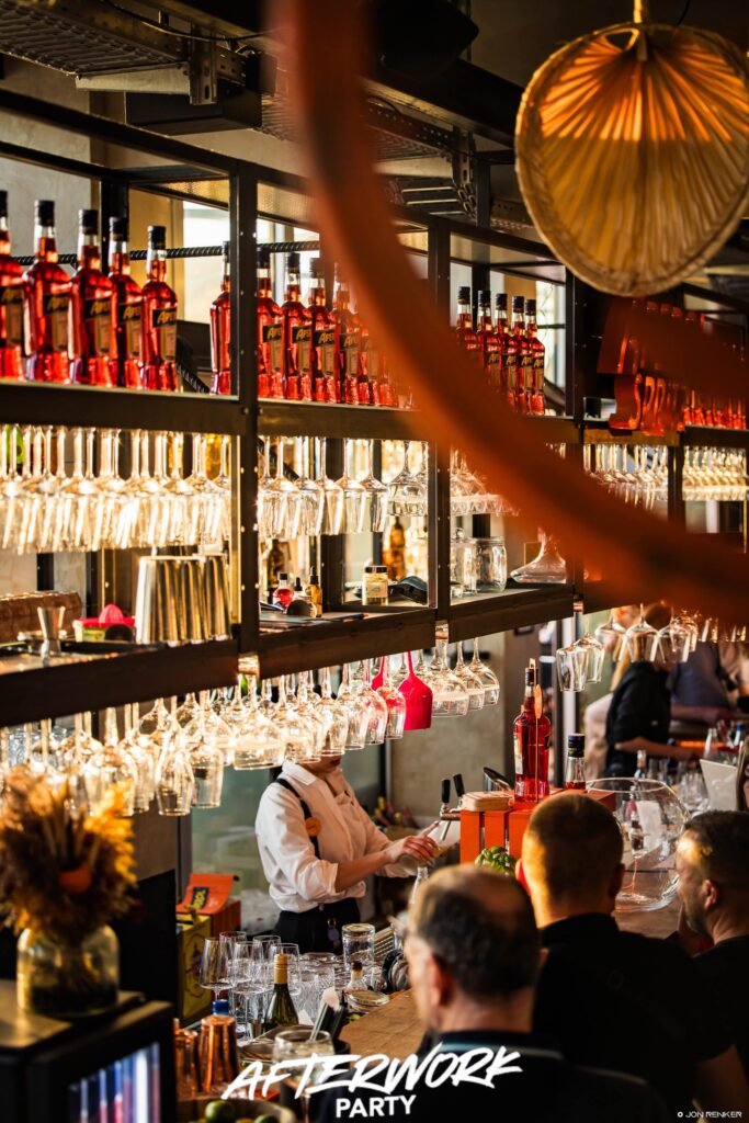 Elegante Bar mit Aperol und Gläsern bei der After Work Party im FELIX
