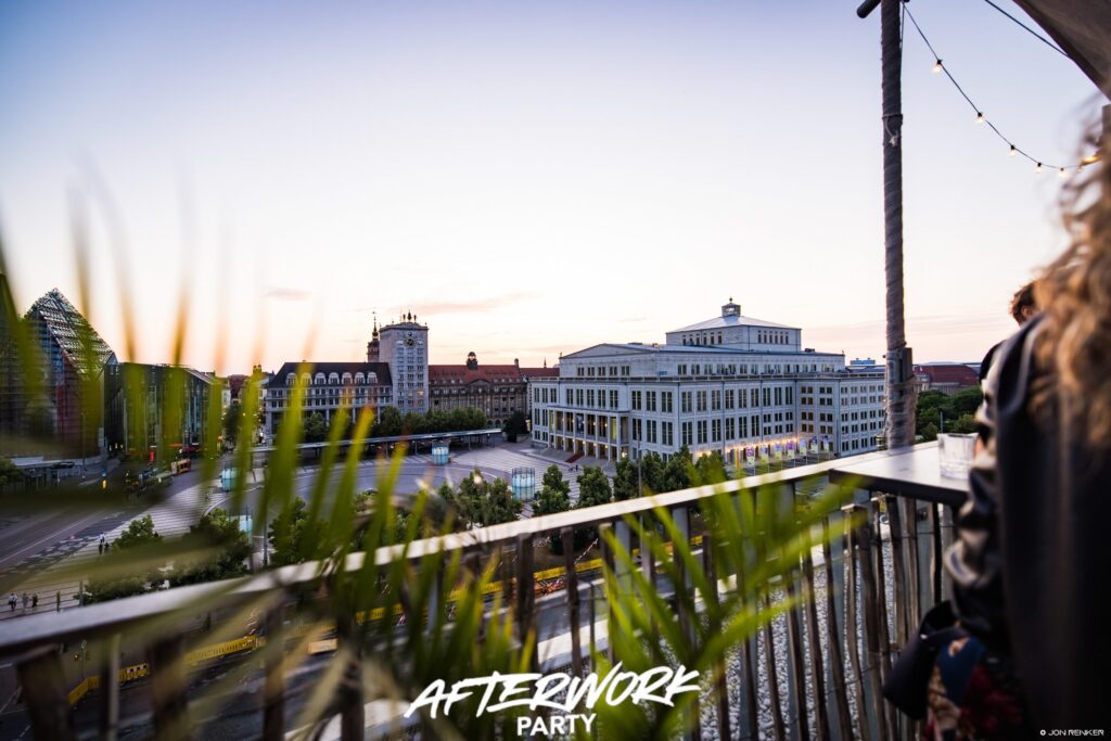 Blick vom Rooftop des FELIX Leipzig auf den Augustusplatz bei Sonnenuntergang