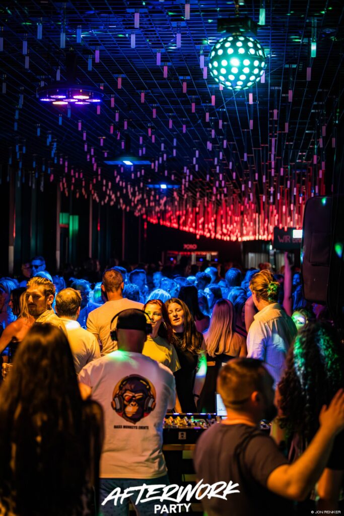 Volle Tanzfläche unter der LED-Decke im FELIX Leipzig bei der After Work Party