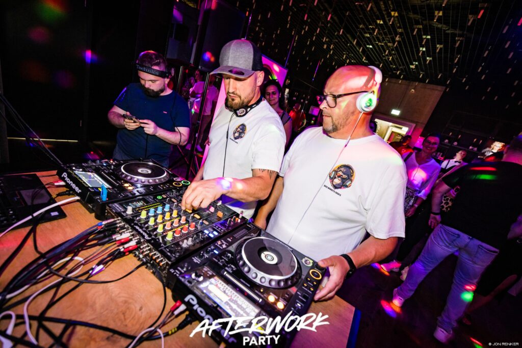 Zwei DJs legen live bei der After Work Party im FELIX Leipzig auf